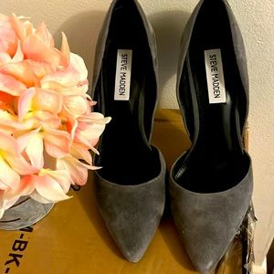 STEVE MADDEN GRAY PUMPS